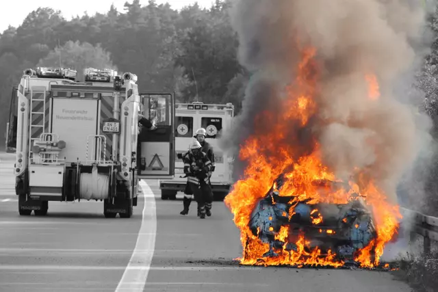 PKW Brand auf der Autobahn